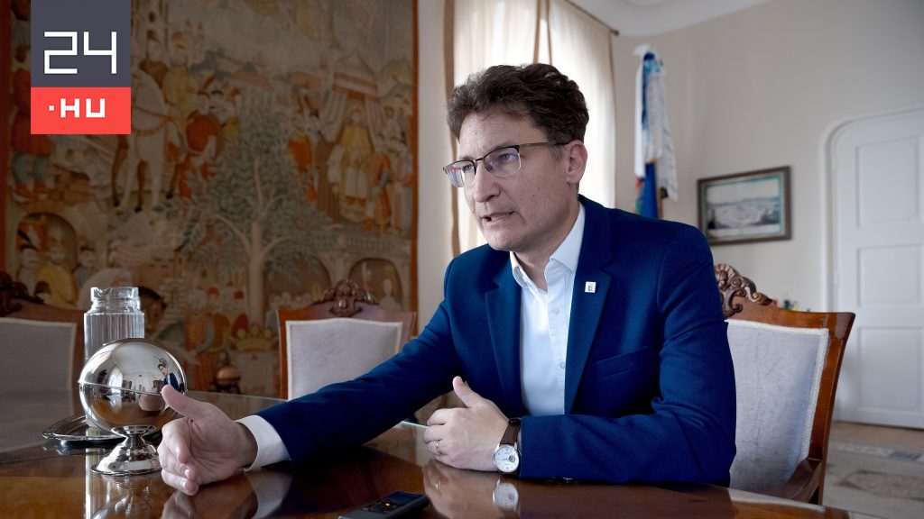 A kormányszóvivő elnézést kért Cser-Palkovics Andrástól, amiért picsogásnak nevezte a szolidaritási adó kritikáját
