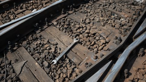 300 busz áll készenlétben a szombati totális vasúti káosz után