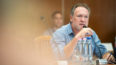 A zuglói alpolgármester szerint „faszszopózva” üvöltött közvetlen közelről az arcába a kamasz fiú, akit aztán pofon vágott