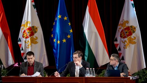 Orbán szomorúan látja a főváros vezetésének „vergődését”