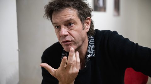 Till Attila sétálni vitte a kutyáját, de baj történt, a négylábút altatással meg kellett műteni