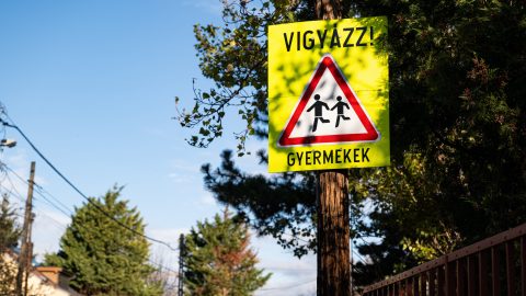 Népszava: a nappali kanapéján vagy matracon alszik a gyerekek több mint fele a szolnoki befogadó otthonban