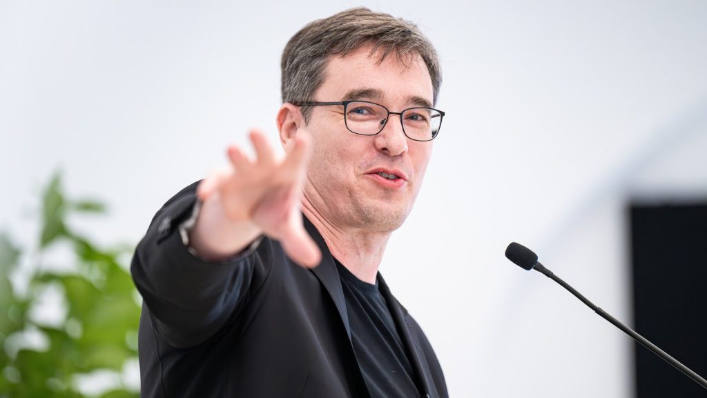 „Nevetségessé válik a kormány a Pride miatt” – jósolja Karácsony Gergely, aki szerint Novák Előd egy „rendes náci”