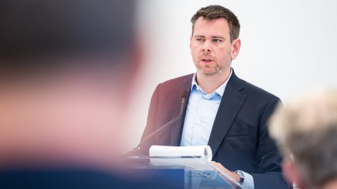 Vitézy: Lázár utasításba adta, hogy a sokat késő vonatok nem jelenhetnek meg a vonatinformációs rendszerben
