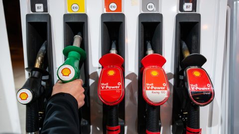 Érdemes várni a tankolással, lélektani határ alá csökkenhet a benzin ára