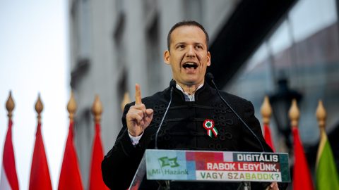 Megszüntették a nyomozást a Mi Hazánk rendezvényén feltűnő náci jelképek miatt