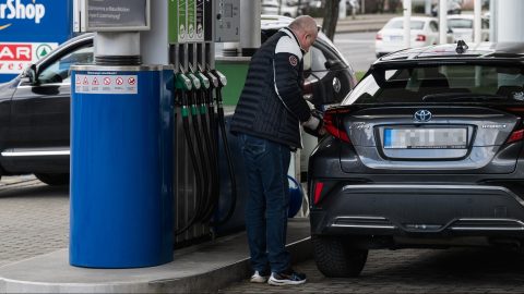 A benzin és a gázolaj is drágább lesz csütörtöktől