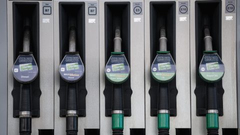Akár 10-15 forinttal is drágulhat a benzin nálunk, miután Izrael megtámadta Iránt