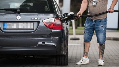 A benzin és a gázolaj is olcsóbb lesz hétvégétől