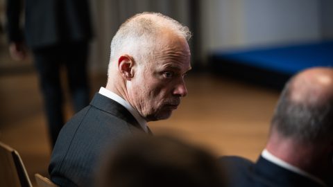 Megjelent a kormányrendelet: hősi juttatást kap a kormánytisztviselő, aki mindkét kezét elveszítette egy honvédelmi képzés során