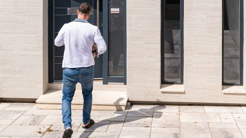 Schadlnek és feleségének a büntetőeljárásaik alatt is szép profitot termelnek a végrehajtócégeik