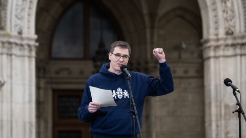 Karácsony: Zászló, zászló, szabadság, szerelem