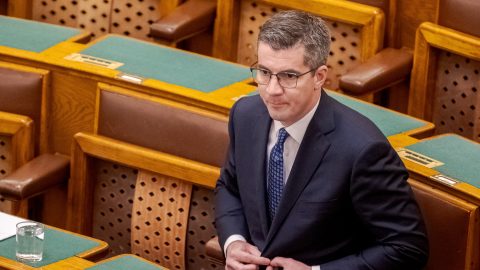 Kocsis Máté szerint az egészségügyi államtitkár felmosta a padlót Kulja Andrással