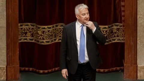 Június 17-i rendkívüli ülésnapján törölheti el a kampányköltési limitet a parlament