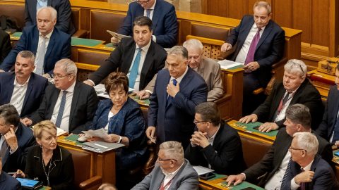 A Fidesz belső vitára hivatkozva napolta el az ellehetetlenítési törvény elfogadását, de még meghosszabbíthatja Bicskéig