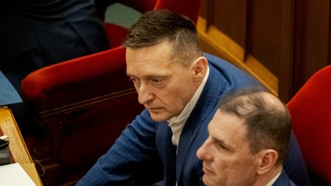 A Kúrián is vesztettek Rogánék, hiába próbáltak ládákba pakolt újságokkal védekezni