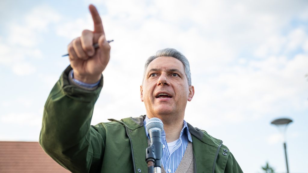 Lázár János: Azt kérjük mindenkitől, hogy tekintsen el a Pride-tól