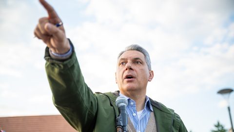 Lázár János elmegy a Karmelitába, és átadja, ha melegebb éghajlatra küldték a fórumozók Orbán Viktort