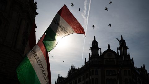 Elmaradt repülőrajt: 10 magyarból 8 úgy érzi, hogy rossz irányba halad az ország