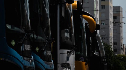 Elkezdték szállítani a Balatonra szánt buszokat