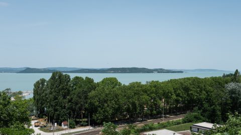 Megkezdődött az utóbbi évtizedek legnagyobb árvaszúnyograjzása a Balatonon