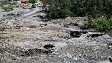 Drónvideó mutatja meg a parajdi sóbányánál kialakult krátereket