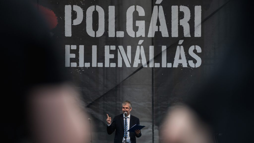 Hadházy: 3,8 milliós fotelen 175 ezer forintos bort kortyolgatt Matolcsy Ádám