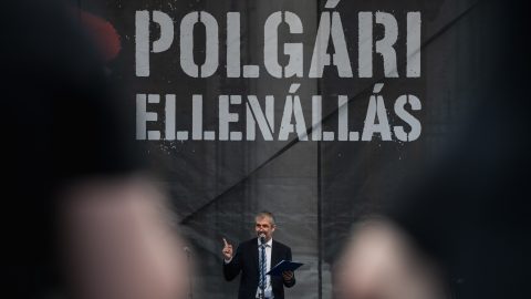 Hadházy: 3,8 milliós fotelen 175 ezer forintos bort kortyolgatt Matolcsy Ádám