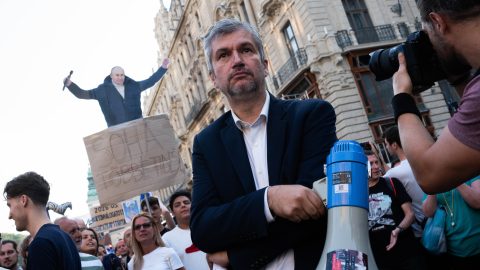 Hadházy Ákos fotókat közölt Balásy Gyula lebegő tihanyi luxusvillájáról