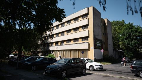 Úgy nevezték ki a javítóintézet igazgatójává J. Pétert, hogy egy évvel előtte megrótták egy kislánnyal való kapcsolata miatt