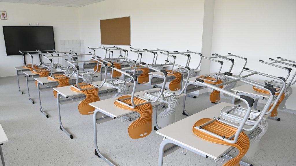 Népszava: több tanárnak is lehúzták a pontszámát az értékelésben, így kevesebb pluszpénzt kell fizetni