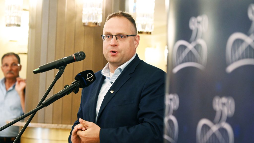 Eltörölné a nyugdíjasoknak járó juttatást a szolnoki Fidesz, a polgármester nyílt levélben fordult Orbán Viktorhoz
