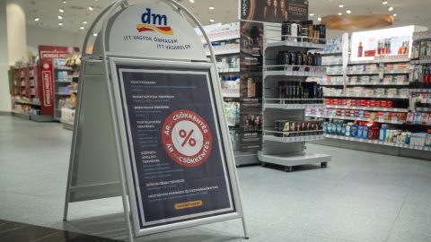 Csökkenti bolti dolgozói óraszámát a DM azután, hogy a kormány árréskorlátozást vezetett be