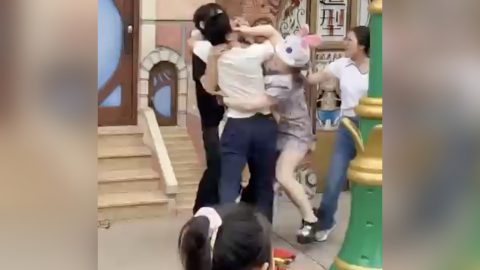 Brutális családi verekedés tört ki Disneylandben