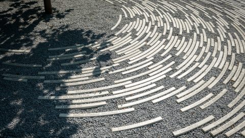 Évgyűrűket idéz Törőcsik Mari a Feneketlen-tó mellett álló új emlékműve
