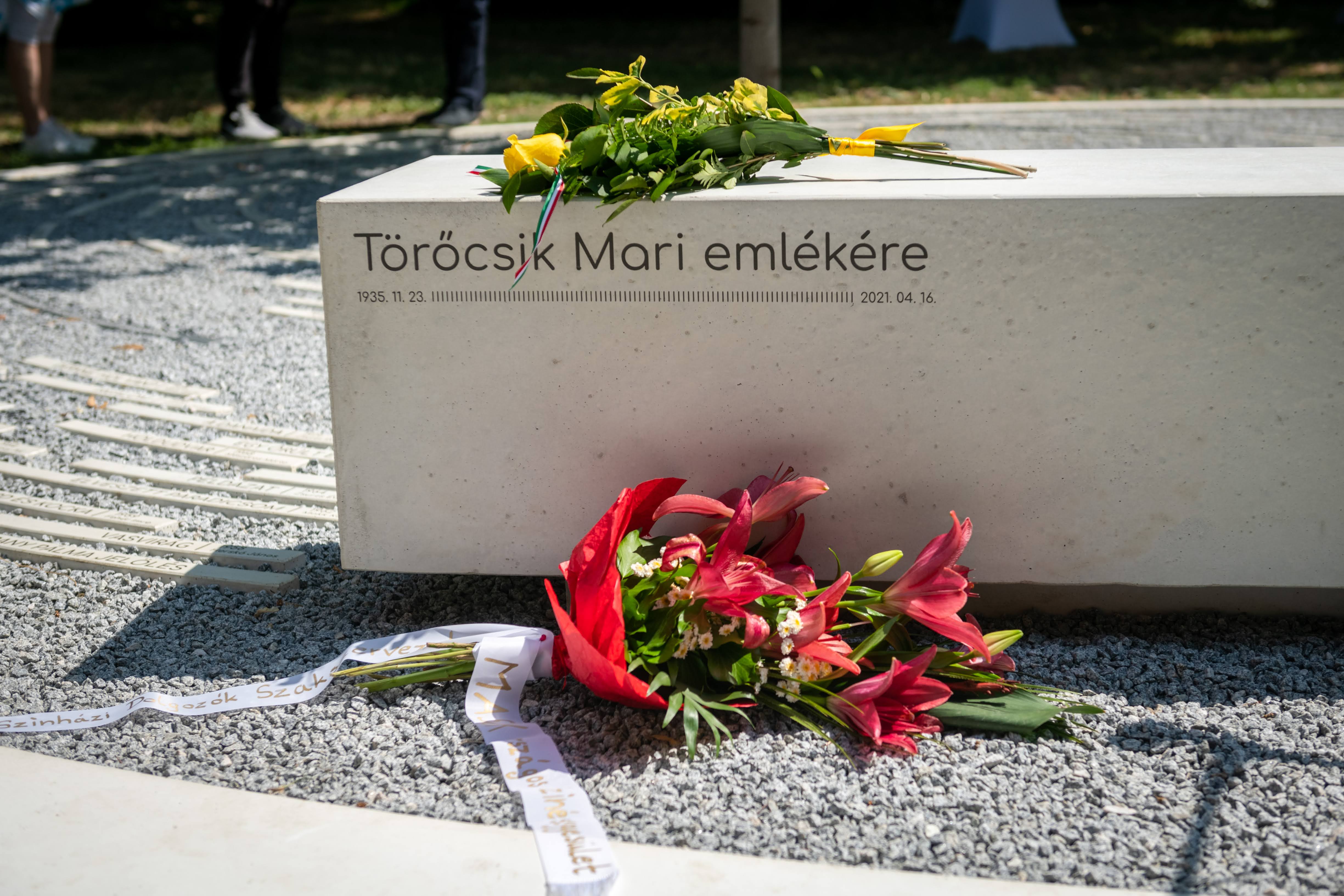 Évgyűrűket idéz Törőcsik Mari a Feneketlen-tó mellett álló új emlékműve 3