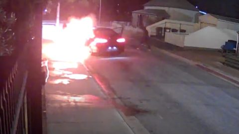 Megpróbáltak felgyújtani egy házat, az autójukat sikerült helyette – videó