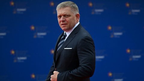 Politikai bérgyilkosnak nevezte Fico a Szlovákiába érkező EP-küldöttség vezetőjét