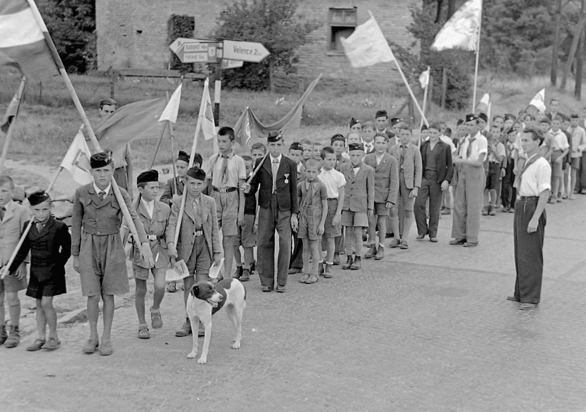 Hajnali harsonaszó és aszfaltozás a hőségben: Így kellett hasznossá tegye magát nyáron is a kommunista ifjúság 3
