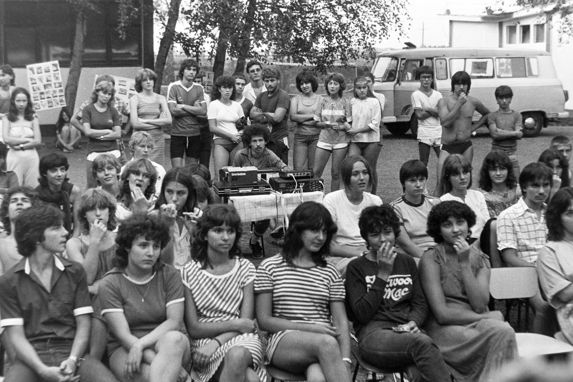Hajnali harsonaszó és aszfaltozás a hőségben: Így kellett hasznossá tegye magát nyáron is a kommunista ifjúság 20