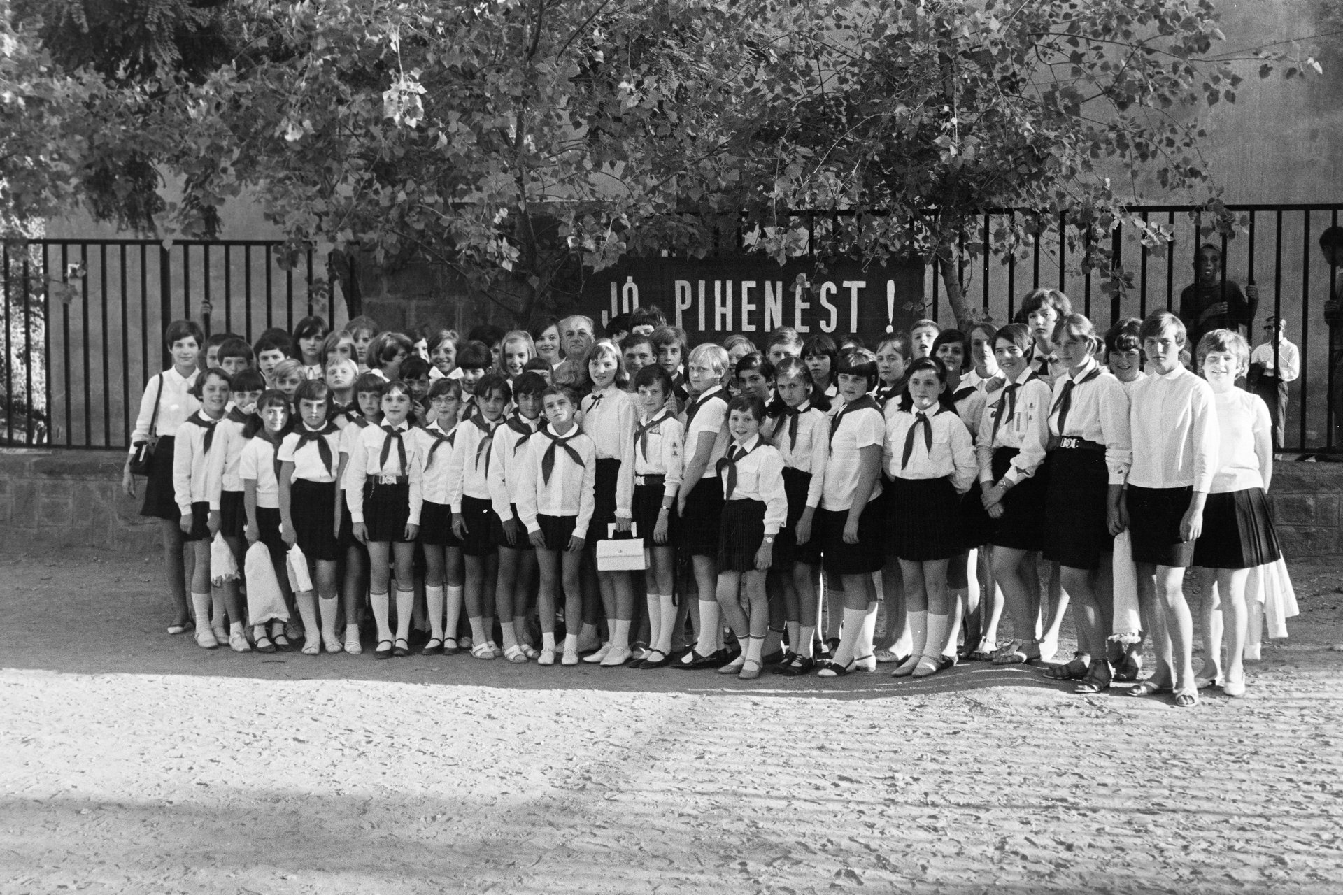 Hajnali harsonaszó és aszfaltozás a hőségben: Így kellett hasznossá tegye magát nyáron is a kommunista ifjúság 2