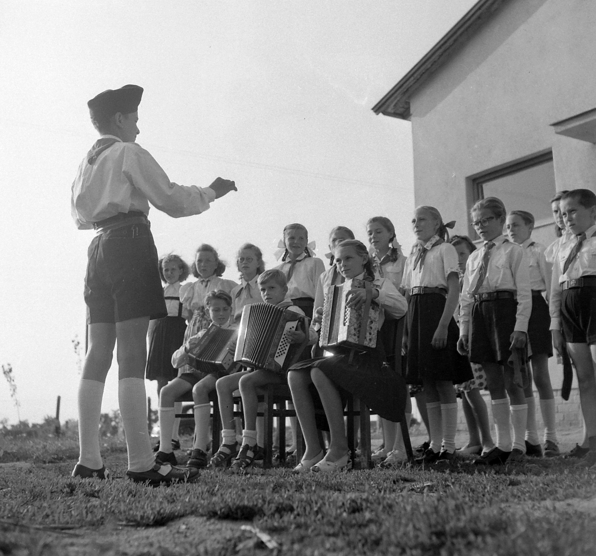 Hajnali harsonaszó és aszfaltozás a hőségben: Így kellett hasznossá tegye magát nyáron is a kommunista ifjúság 1