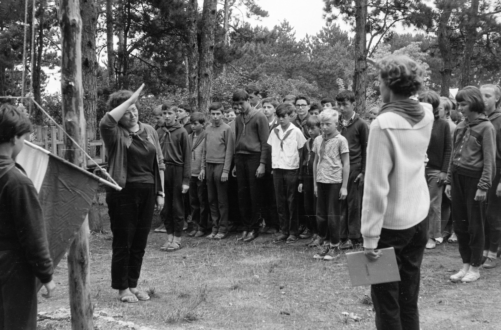 Hajnali harsonaszó és aszfaltozás a hőségben: Így kellett hasznossá tegye magát nyáron is a kommunista ifjúság 10