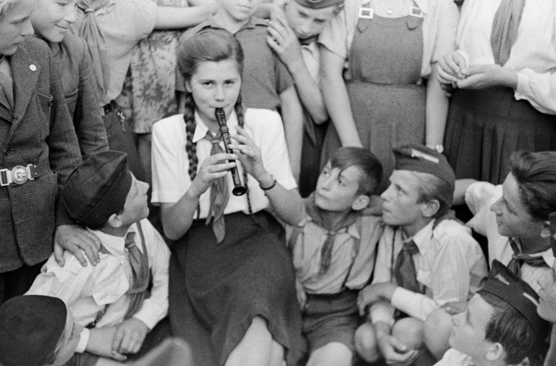 Hajnali harsonaszó és aszfaltozás a hőségben: Így kellett hasznossá tegye magát nyáron is a kommunista ifjúság 11