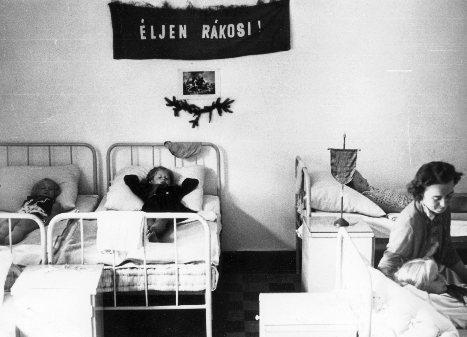 Hajnali harsonaszó és aszfaltozás a hőségben: Így kellett hasznossá tegye magát nyáron is a kommunista ifjúság 5