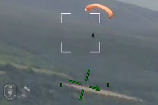 Rendőrség helikopterrel kényszerítettek leszállásra egy légtérsértő siklóernyőst a Hármashatár-hegyen – légifelvétel 1