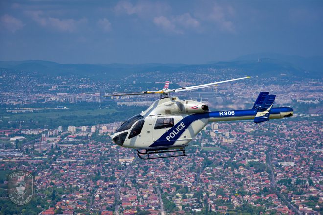 Rendőrség helikopterrel kényszerítettek leszállásra egy légtérsértő siklóernyőst a Hármashatár-hegyen – légifelvétel 2