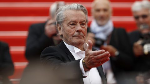 Alain Delon súlyosan bántalmazta a barátnőit és fegyverrel a párnája alatt aludt, állítja a fia