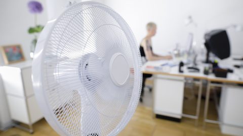 Így lehet ventilátorral is gyorsan lehűteni a szobát a szakértő szerint