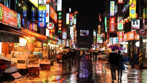 Komoly büntetést kapott egy dél-koreai nő, mert lehúzta egy kollégája nadrágját